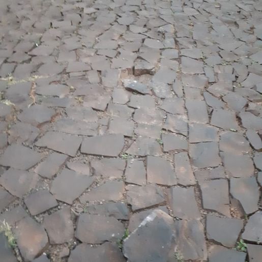 Calçamento solto causa acidente em São Miguel do Oeste