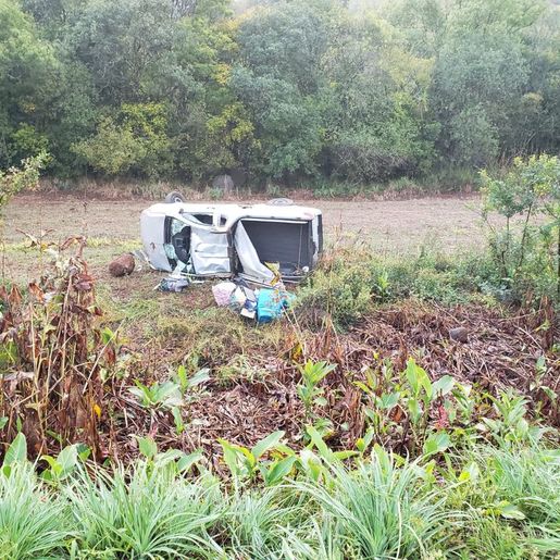 Óleo na pista provoca capotamento na BR-282