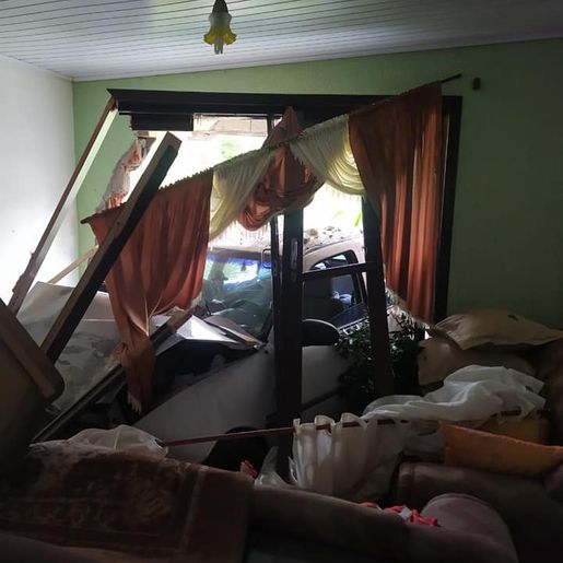 Carro invade casa e deixa sete pessoas feridas