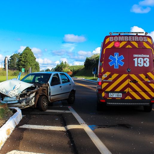 Duas pessoas ficam feridas em acidente no trevo de Idamar