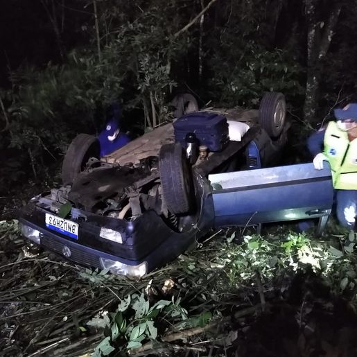 Bombeiros atendem saída de pista seguida de capotamento em Itapiranga