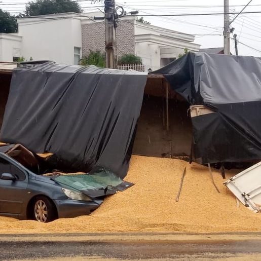 Caminhão fica sem freio e tomba em cima de carro em Marmeleiro