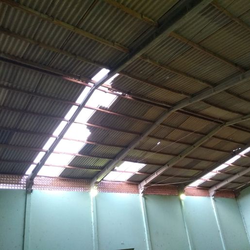 Telhado de ginásio comunitário é danificado por vento forte