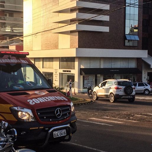 SMO: Colisão entre moto e carro deixa mulher ferida no centro