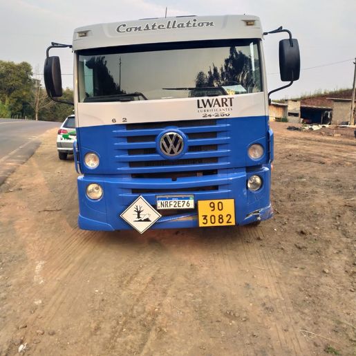 Carro e caminhão colidem frontalmente na SC 283