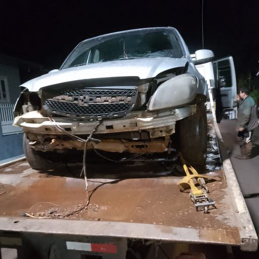 Motorista relata momento dramático ao atravessar ponte submersa e ter veículo levado pela água