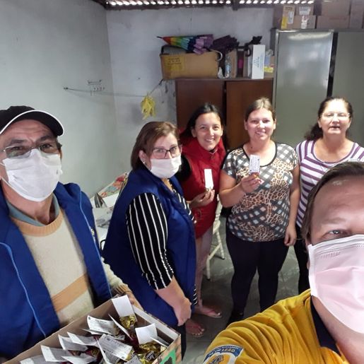 Lions Renascer de SJCedro realiza entrega de lembranças para a Páscoa
