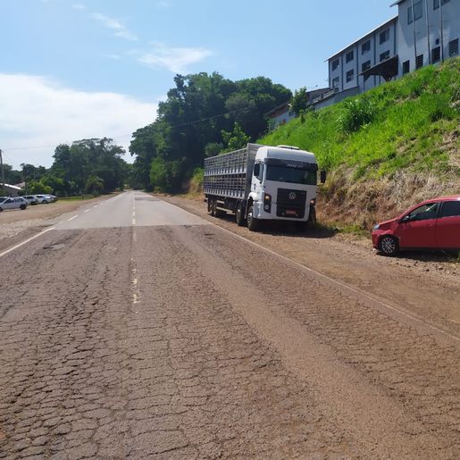 Colisão entre carro e caminhão causa danos materiais