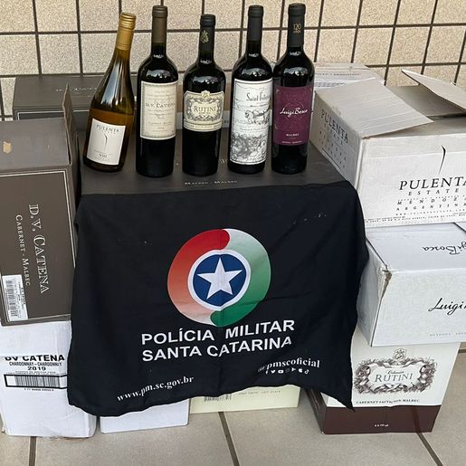 Homem tenta fugir, bate carro carregado de vinho argentino, mas acaba preso
