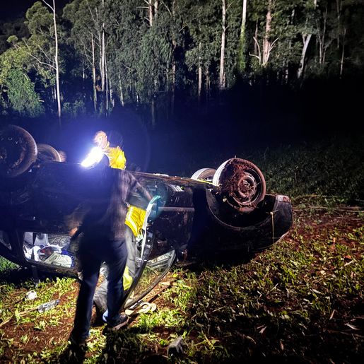 Capotamento deixa quatro feridos na SC-492, em Bandeirante