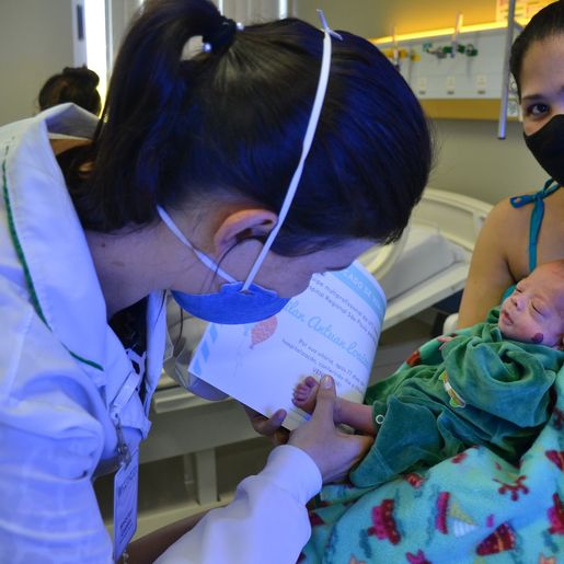 Hospital comemora alta de bebê prematuro após 77 dias na UTI