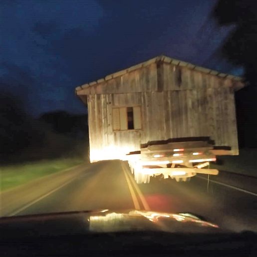 PRF flagra casa sendo transportada irregularmente na BR-282 em SC