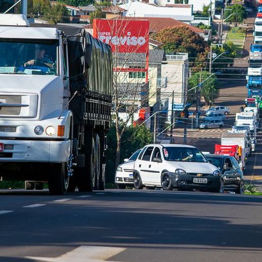 Trânsito em SMO terá lentidão durante desfile da festa do colono e motorista
