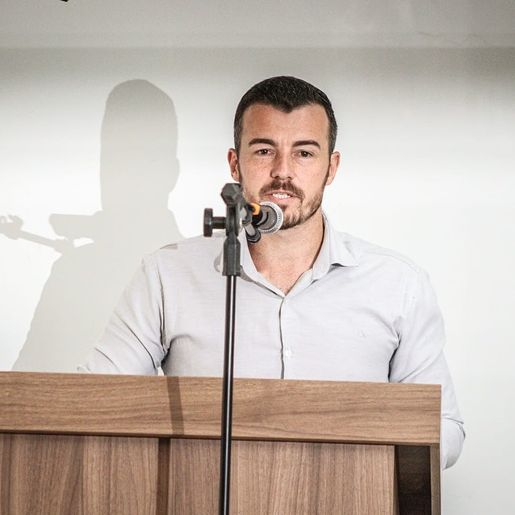 Vereador questiona prefeita de Guarujá do Sul sobre cartaz anticomunista em desfile