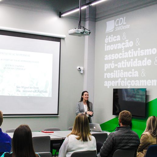 Jovem de 17 anos elogia iniciativa da CDL com Escola do Varejo