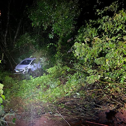 Jovem fica ferida após carro cair em ribanceira na SC-496 em Belmonte