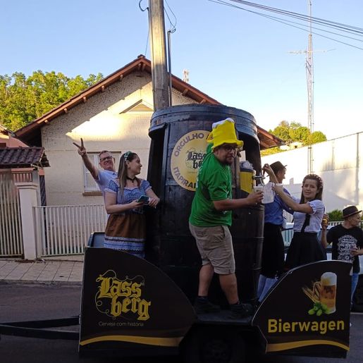 44ª Oktoberfest: Bierwagen leva chopp e alegria pelas ruas de Itapiranga