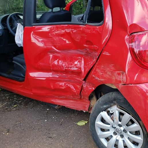 Colisão entre carro e carreta deixa condutora ferida na SC 386