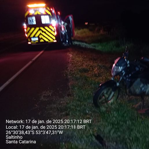 Saída de pista deixa motociclista ferido na SC-160