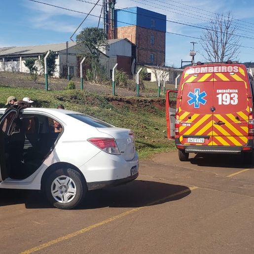 Veículo com quatro pessoas colide em poste na BR 163