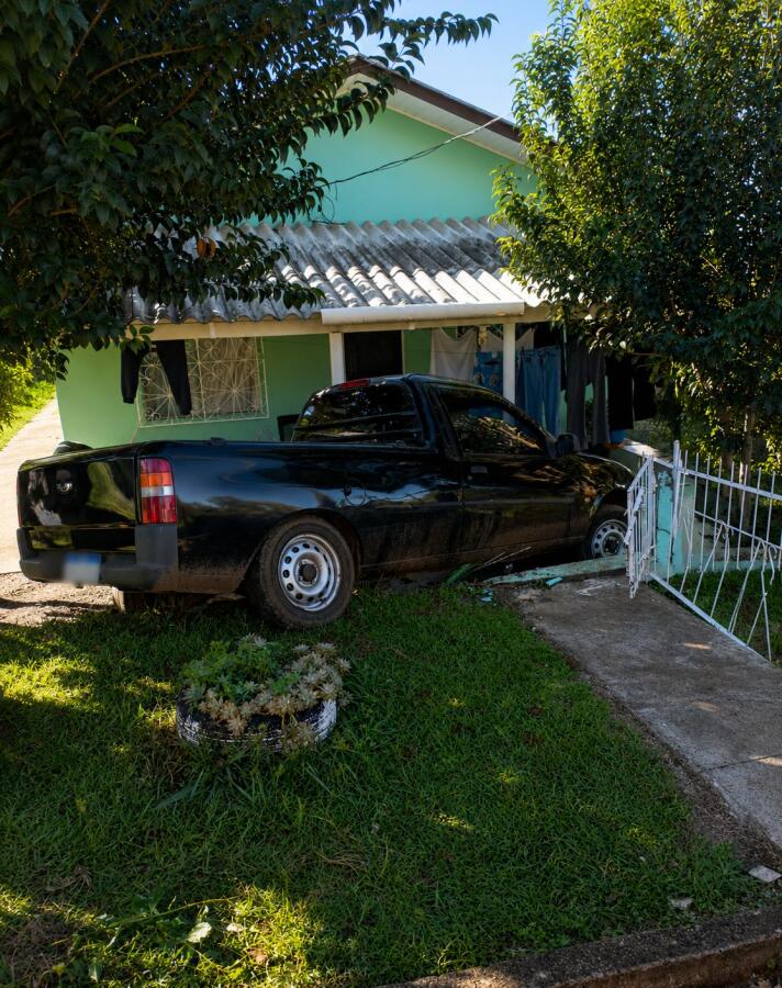 Motorista perde o controle e caminhonete invade casa em Cunha Porã