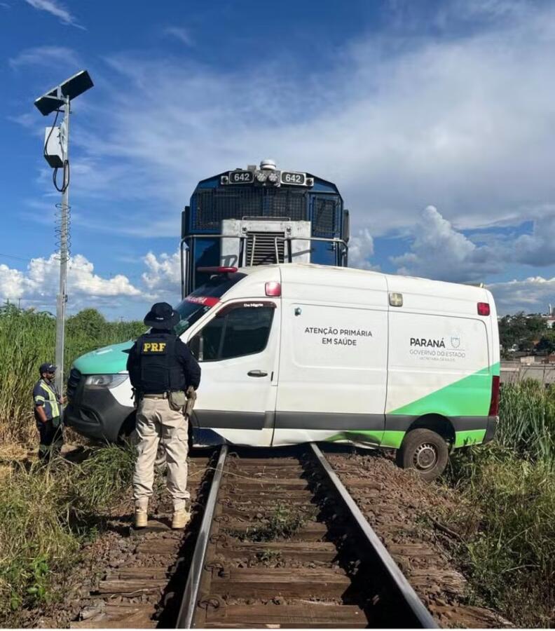 Ambulância é atingida por trem e quatro pessoas ficam feridas, no PR