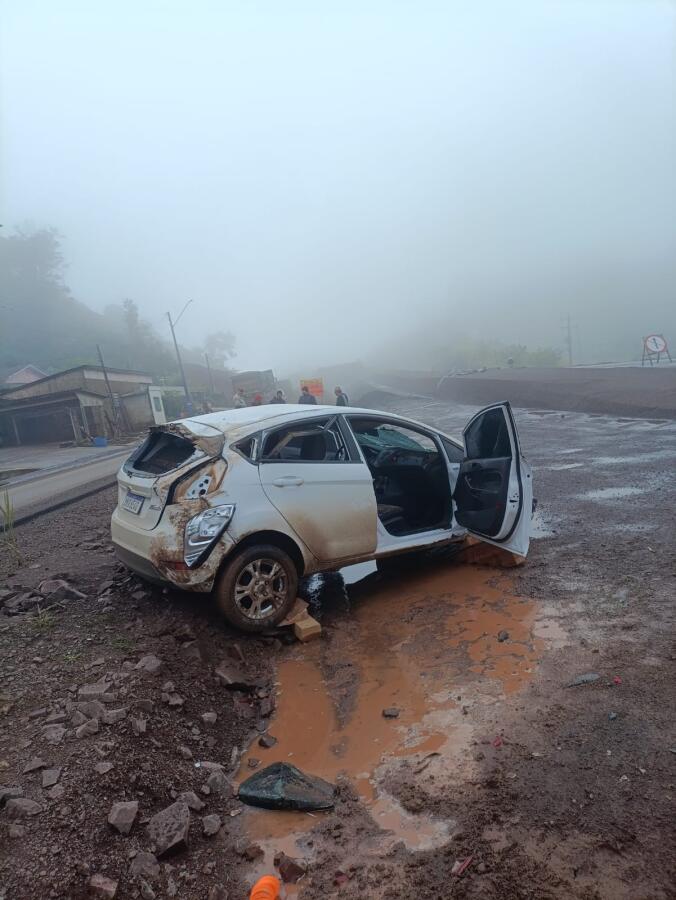 Carro sai da pista e cai em barranco na BR-163 em Guaraciaba