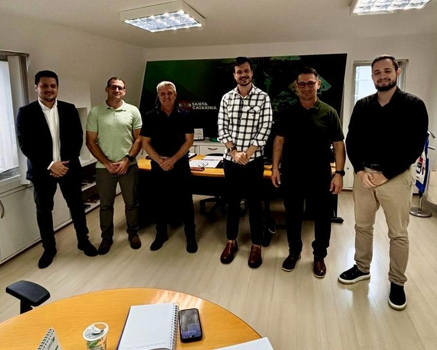 Descanso articula parceria com a Casan para levar água a famílias da Linha Famoso