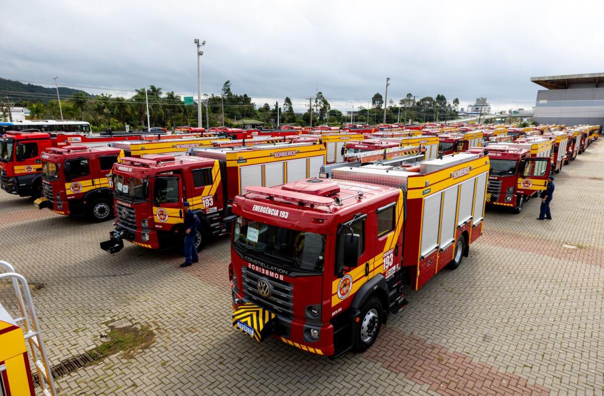 Bombeiros de SC recebem 56 novos caminhões em maior renovação da história