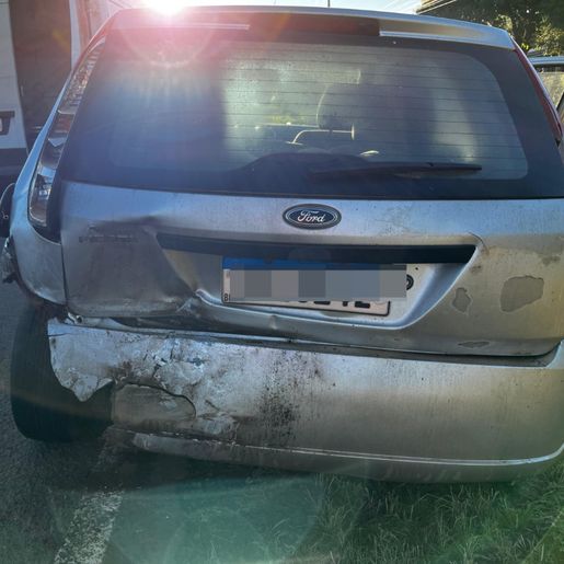 Motociclista fica ferido em colisão com carros na SC-492