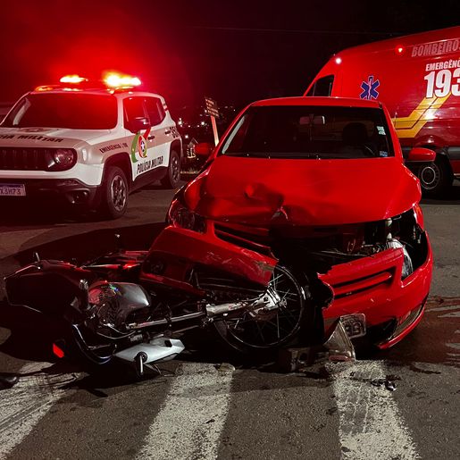 Colisão entre carro e moto deixa dois feridos no centro de SMO