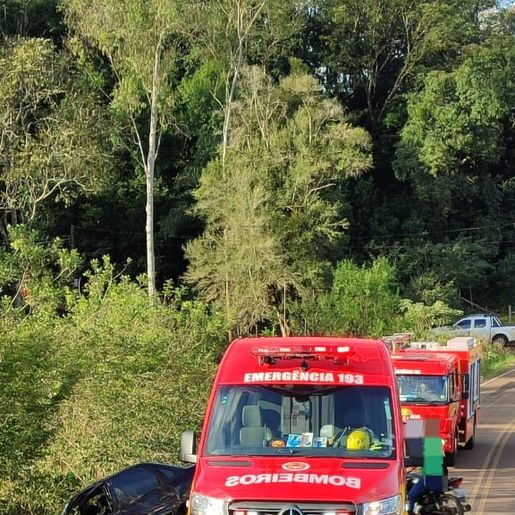 Idoso fica ferido após sair da pista com veículo em Iraceminha