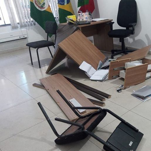 Polícia Civil prende autor de danos ao patrimônio na prefeitura de Riqueza