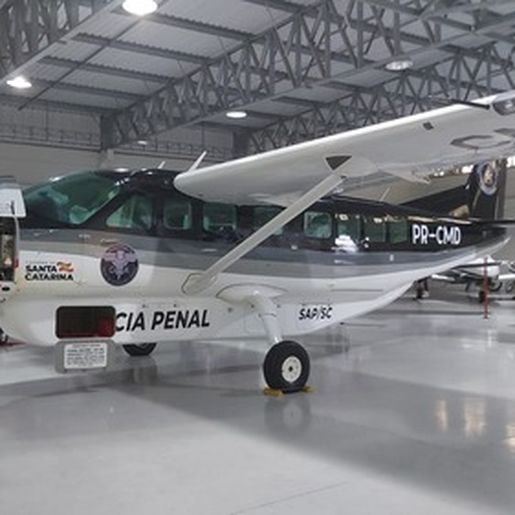 Governo de SC contrata avião para transporte de presidiários ao custo de quase R$ 5 milhões