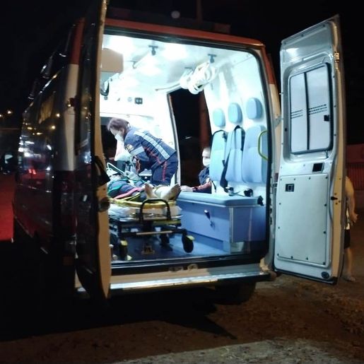 Duas mulheres são atropeladas e tem moto arrastada por carro