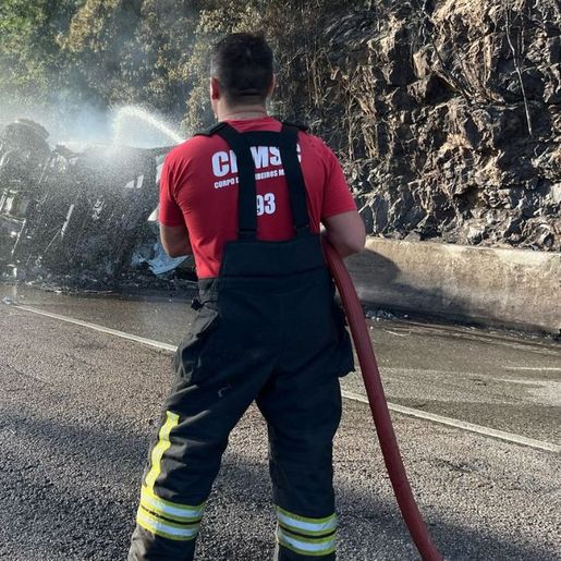BR-101, no Morro dos Cavalos, é liberada após tombamento e explosão de carreta
