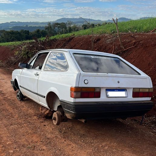 Carro furtado é recuperado sem rodas no interior de Iraceminha