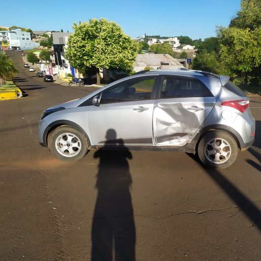 Veículos colidem no centro de Campo Erê