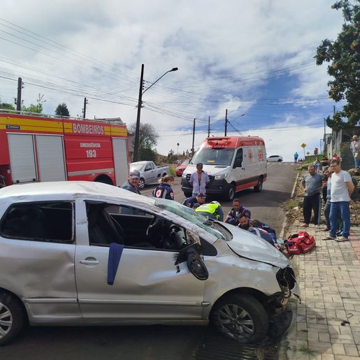 Homem fica ferido em capotamento em São Lourenço do Oeste