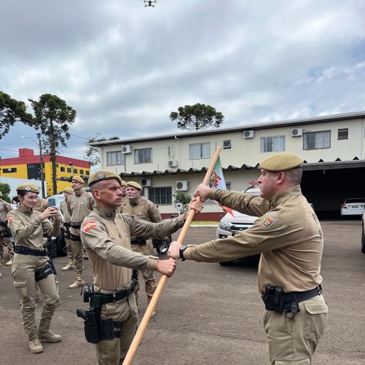 PM recebe em São Miguel do Oeste flâmula alusiva aos 190 anos da PMSC