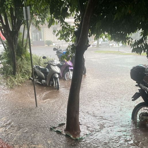 Chuva intensa provoca alagamentos de ruas em São Miguel do Oeste