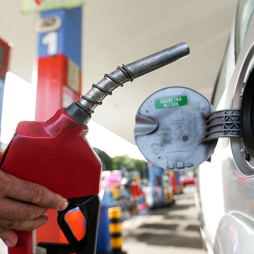 Gasolina deve ficar R$ 0,34 mais cara com volta de impostos