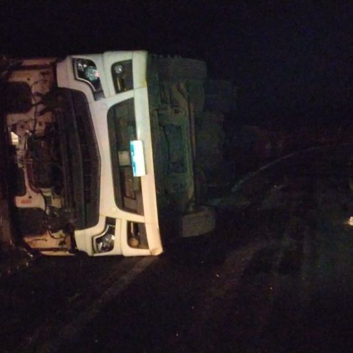 Carreta tomba e óleo bloqueia SC-163 entre Descanso e Iporã do Oeste