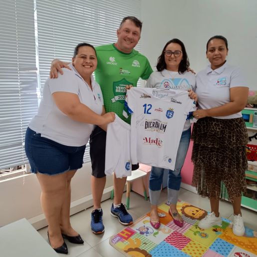 Uniforme usado por Falcão é doado para Associação de Pais e Amigos de Autistas