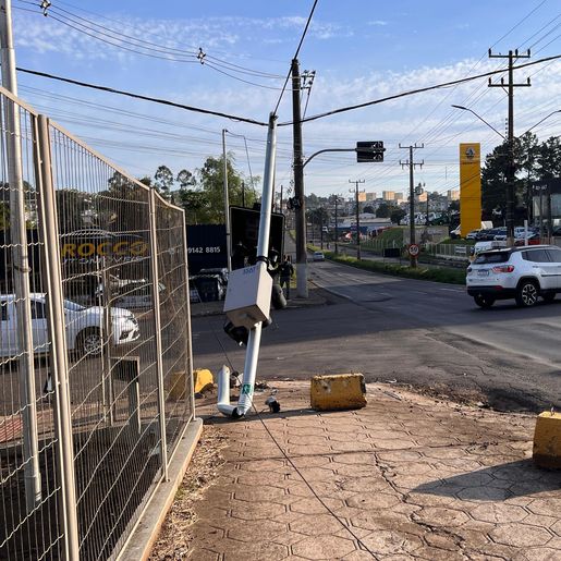 Semáforo cai após ser atingido por carreta na Willy Barth, em São Miguel do Oeste