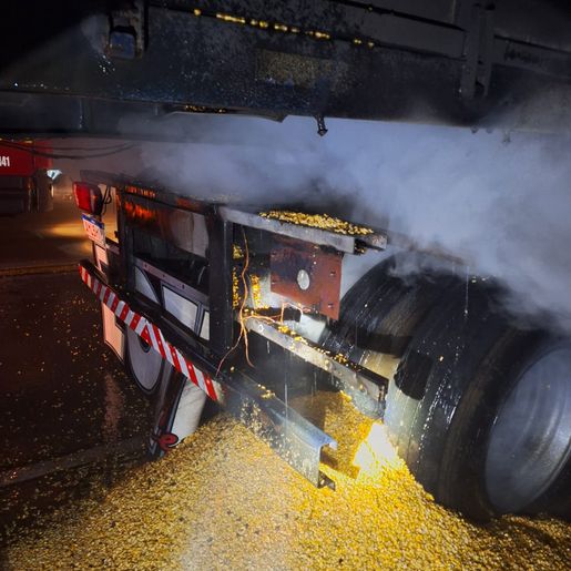 Incêndio em carreta é controlado pelo motorista na BR-163