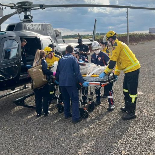 Homem fica gravemente ferido em colisão entre caminhão e trator na BR-282