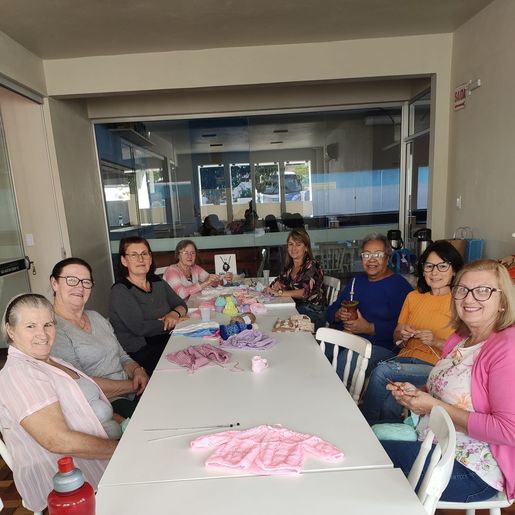 Grupo de Mulheres Cedrense confecciona sapatinhos e roupinhas de lã