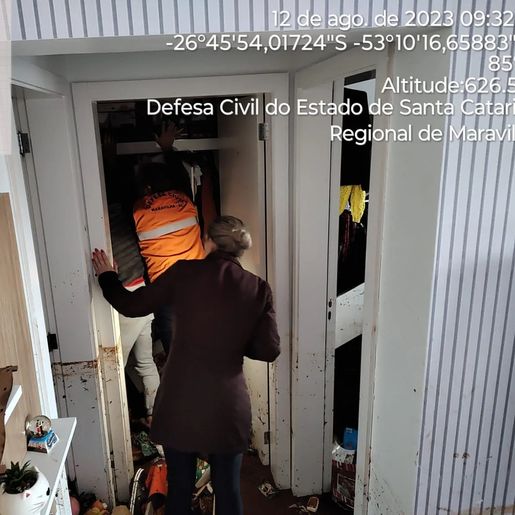 Moradora escapa pela janela após muro cair na casa dela em Maravilha