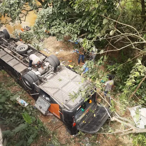 Motorista de ônibus com time de futebol diz ter sido fechado por carreta